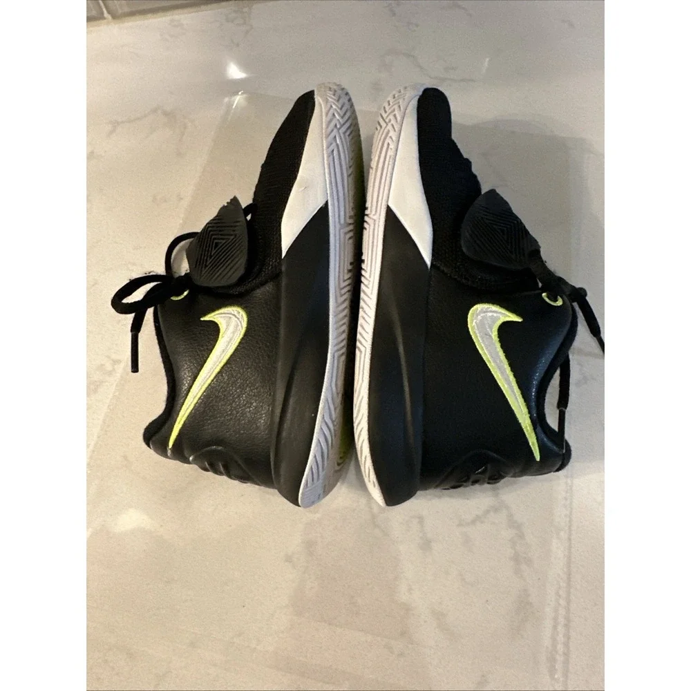 Nike Kyrie Flytrap 3 Basketball Shoes Youth Sz 2.5YBlack White Athletic Trainers